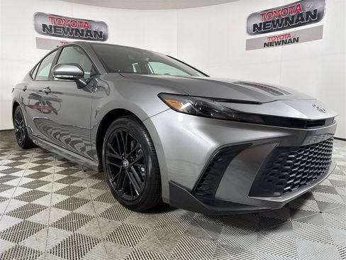 Used 2025 Toyota Camry SE image 1