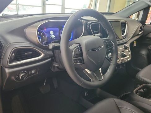 New 2026 Chrysler Pacifica Select image 10