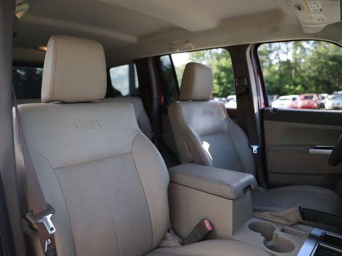Used 2009 Jeep Liberty Limited w/ Premium Group AWD/4WD image 18