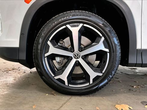 Used 2025 Volkswagen Tiguan SE w/ Panoramic Sunroof Package image 12