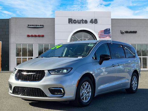 Used 2024 Chrysler Pacifica Touring-L image 2