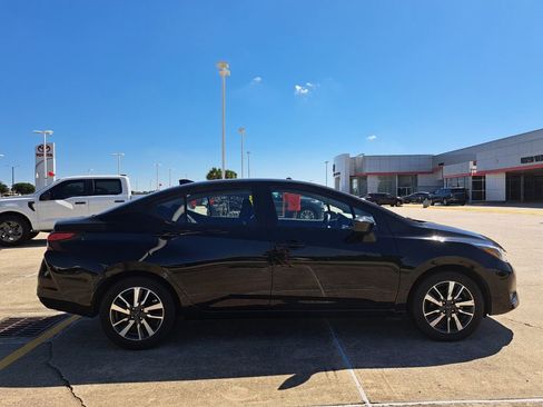 Used 2025 Nissan Versa SV FWD image 3