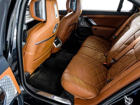 Used 2023 BMW 760i xDrive w/ Executive Package image 38