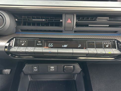 Used 2025 Toyota Prius XLE AWD/4WD image 31