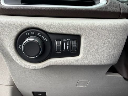 Used 2018 Chrysler Pacifica Touring FWD image 17