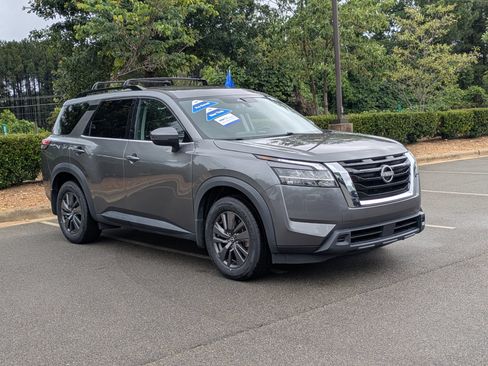 Used 2022 Nissan Pathfinder SV AWD/4WD image 2