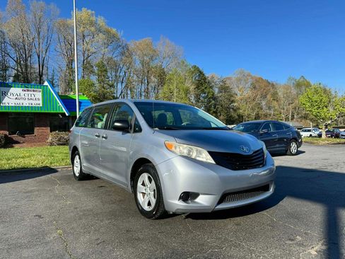 Used 2011 Toyota Sienna image 3