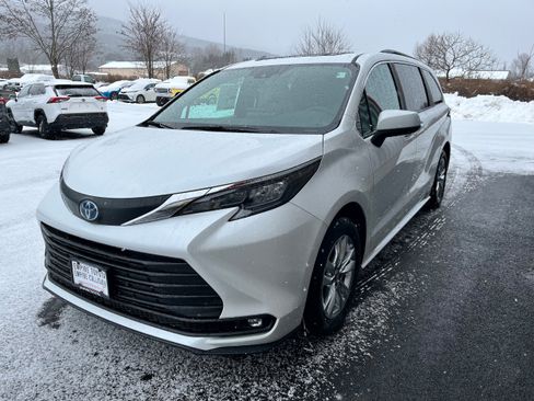 Used 2025 Toyota Sienna XLE w/ XLE Plus Package image 3