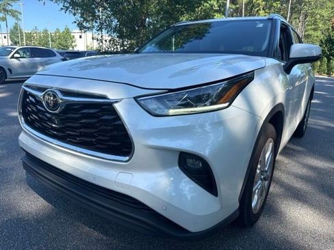 Used 2021 Toyota Highlander Limited FWD image 1