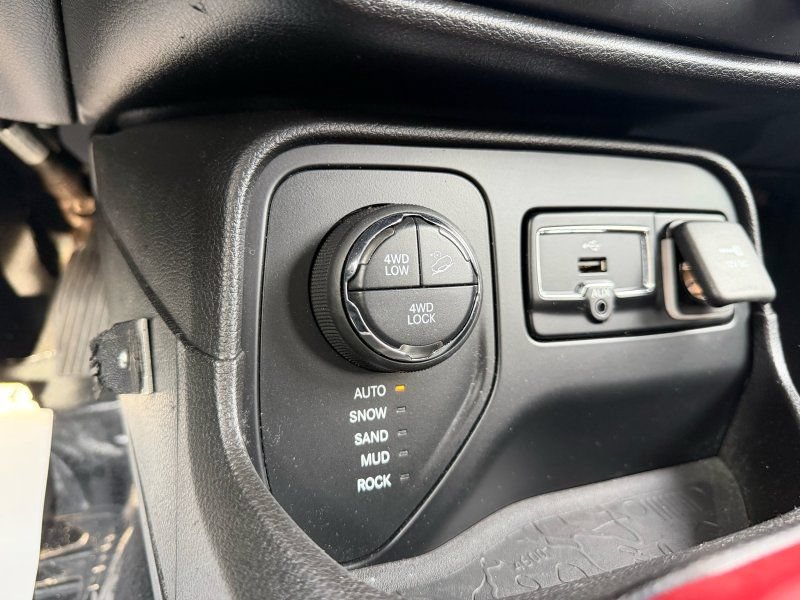 Used 2017 Jeep Renegade Trailhawk AWD/4WD image 14