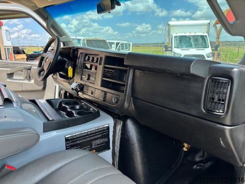 Used 2016 Chevrolet Express 3500 Extended RWD image 28