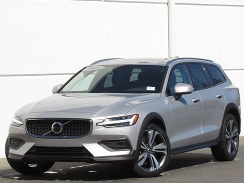 Used 2025 Volvo V60 B5 Cross Country Plus AWD/4WD image 1