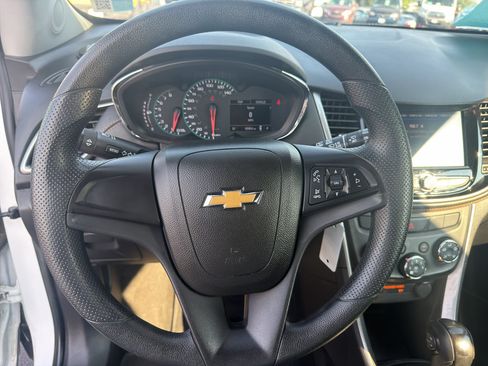 Used 2021 Chevrolet Trax LS AWD/4WD image 18
