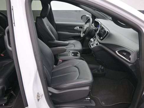Used 2024 Chrysler Pacifica Limited FWD image 10