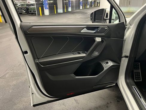 Used 2022 Volkswagen Tiguan SEL R-Line image 16