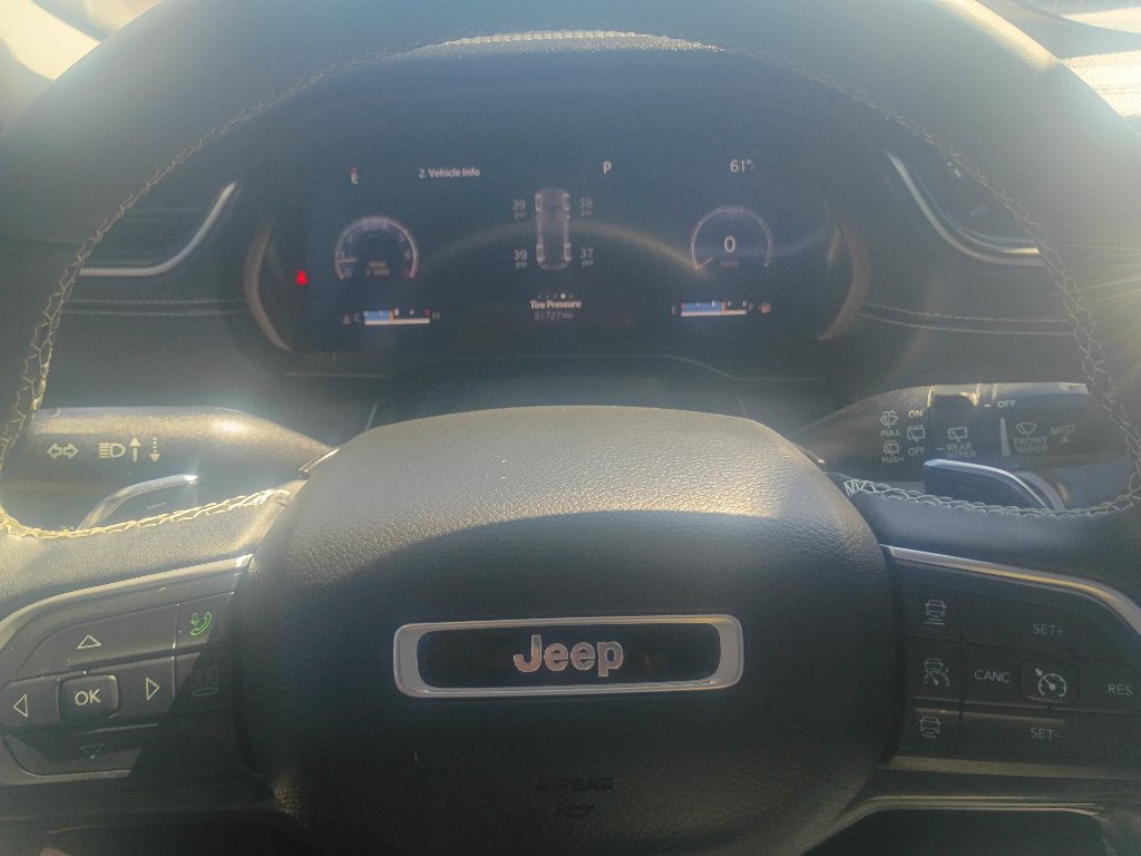 Used 2023 Jeep Grand Cherokee Limited w/ Black Appearance Package AWD/4WD image 17