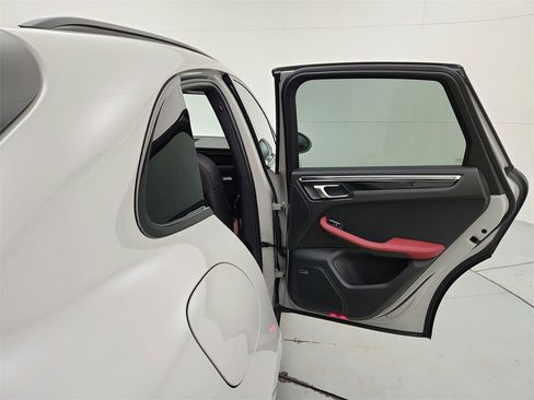 Used 2025 Porsche Macan image 23