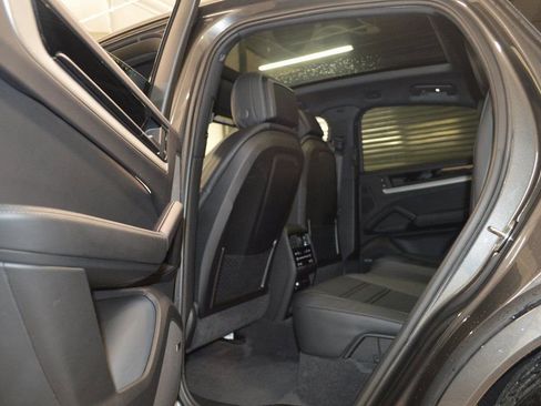 Certified 2024 Porsche Cayenne Coupe AWD/4WD image 35
