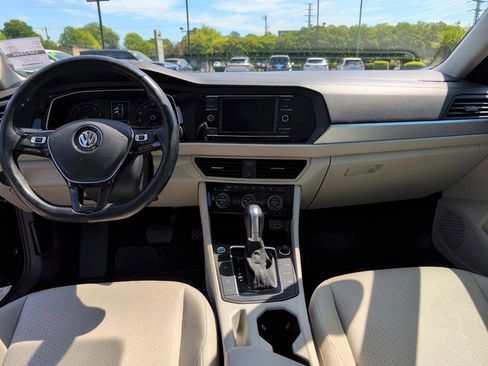 Used 2019 Volkswagen Jetta SE w/ Cold Weather Package FWD image 11