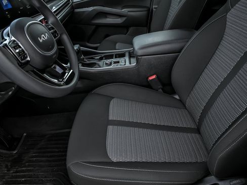 Used 2025 Kia Sorento LX image 14