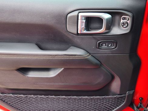 Certified 2025 Jeep Wrangler Sahara image 32