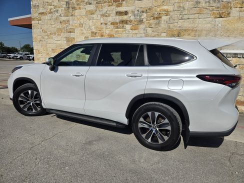 Used 2024 Toyota Highlander XLE FWD image 3