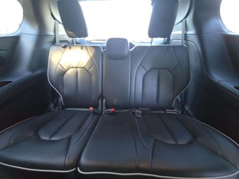 Used 2026 Chrysler Pacifica Limited FWD image 8