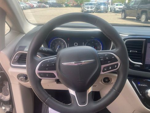 Used 2023 Chrysler Pacifica Touring-L FWD image 25