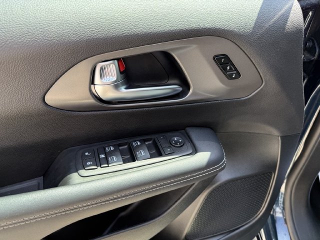 Used 2025 Chrysler Pacifica Select FWD image 20