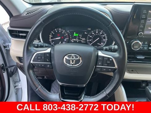 Used 2020 Toyota Highlander XLE FWD image 19