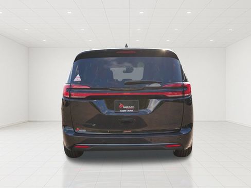 Used 2025 Chrysler Pacifica Limited FWD image 5