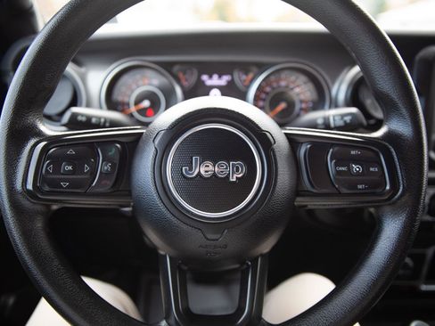 Used 2022 Jeep Gladiator Sport image 4