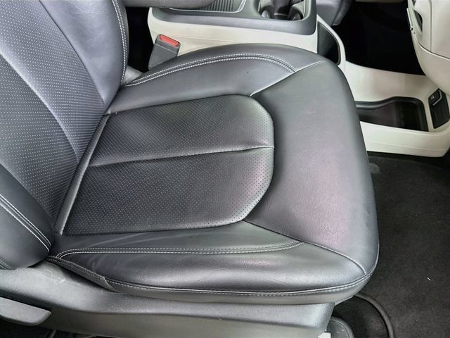 Used 2023 Chrysler Pacifica Touring-L FWD image 38