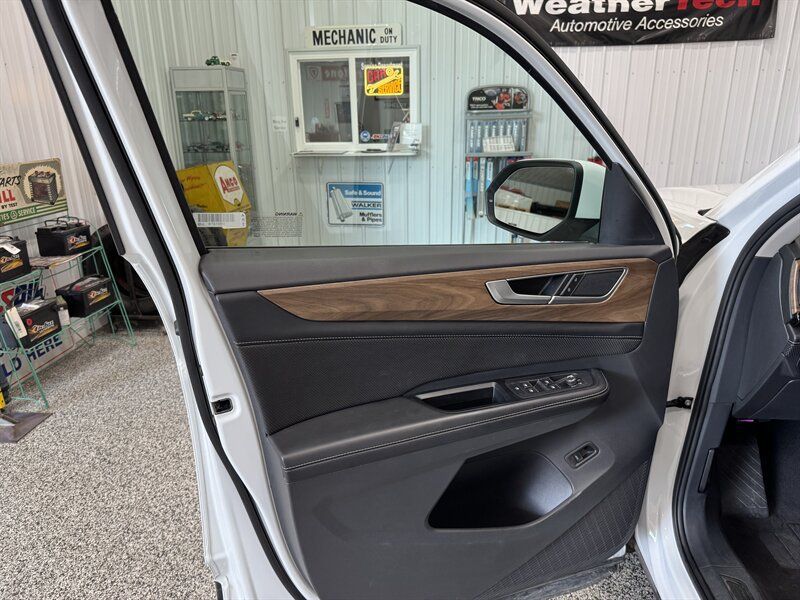 Used 2024 Volkswagen Atlas SE AWD/4WD image 23