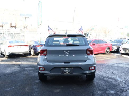 Used 2023 Hyundai Venue Limited image 6