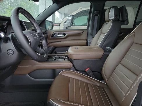 Used 2025 GMC Yukon Denali Ultimate AWD/4WD image 6