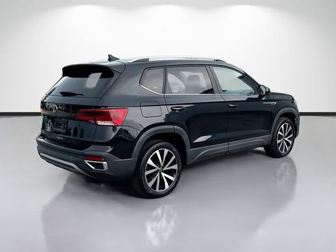 Used 2022 Volkswagen Taos SE FWD image 3