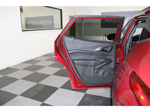 Used 2025 Chevrolet Trax LT w/ LT Convenience Package image 13