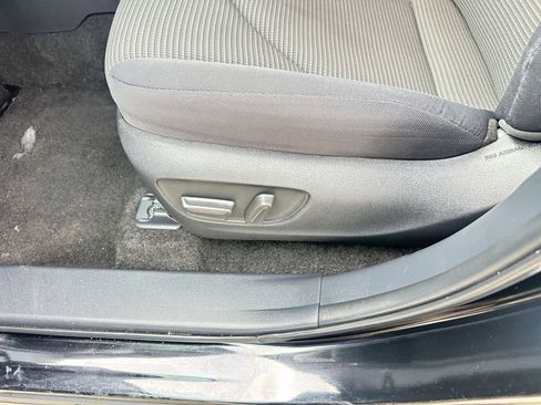 Used 2025 Toyota Highlander LE image 24