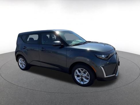 Used 2025 Kia Soul LX w/ LX Technology Package FWD image 2