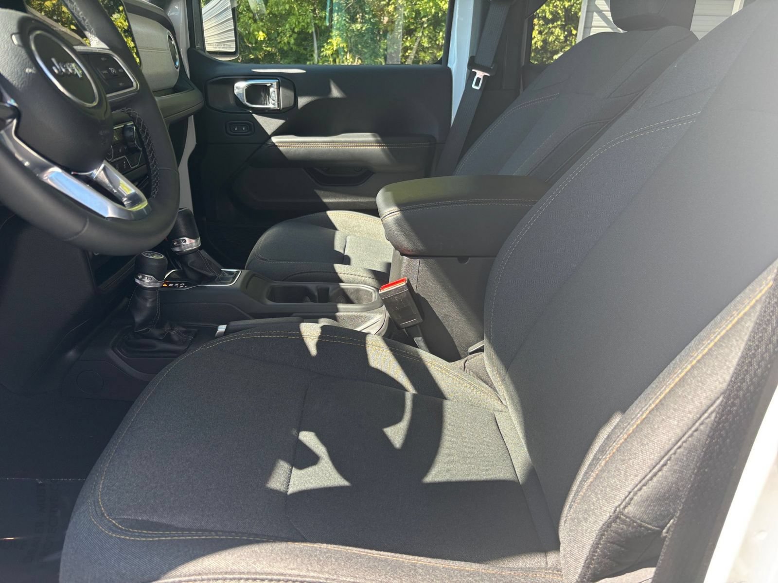 Used 2025 Jeep Wrangler Unlimited Sahara AWD/4WD image 32