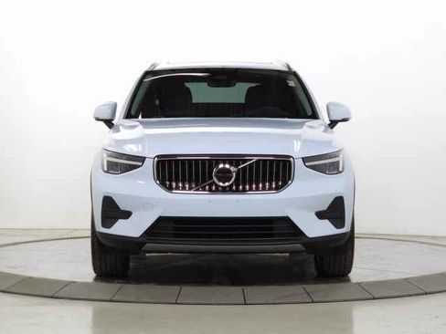 Certified 2025 Volvo XC40 B5 Core image 2