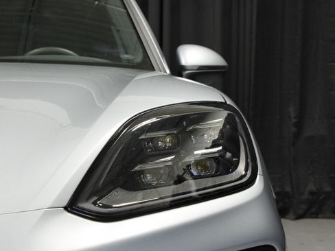 Certified 2025 Porsche Cayenne AWD/4WD image 24