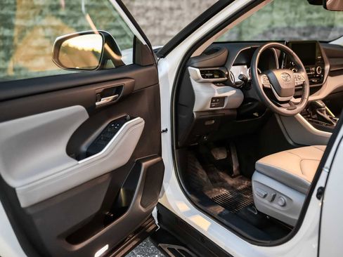 Certified 2023 Toyota Highlander XLE image 25