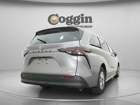New 2026 Toyota Sienna XLE FWD image 16