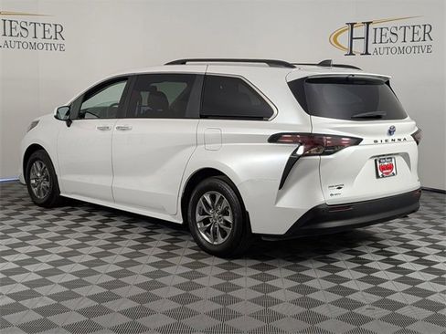 Used 2025 Toyota Sienna XLE image 5