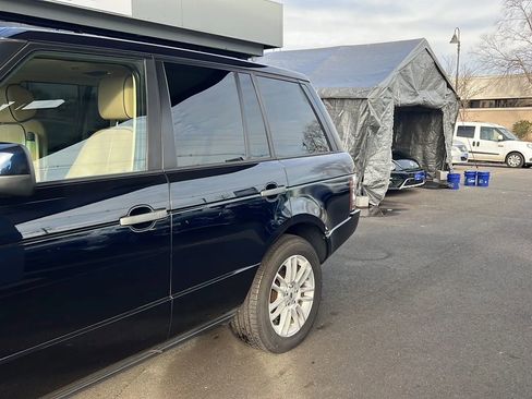 Used 2010 Land Rover Range Rover HSE image 4