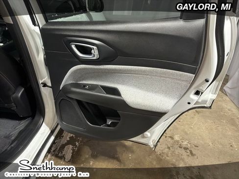 Used 2022 Jeep Compass Latitude image 16