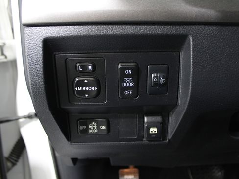 Used 2016 Toyota Tundra SR5 w/ SR5 Upgrade Package image 8