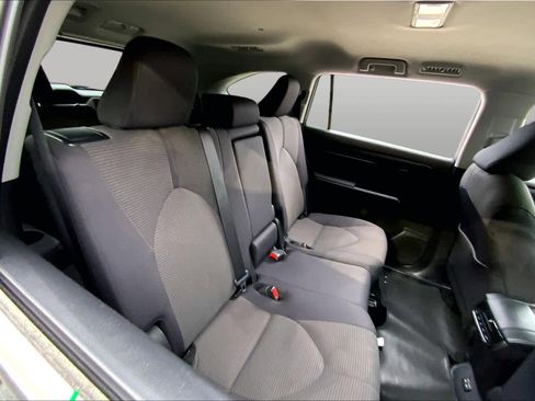 Used 2024 Toyota Highlander LE FWD image 19